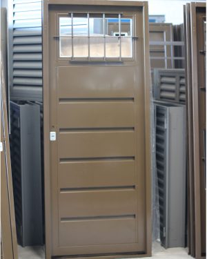 Puerta 1/4 reja y vidrio superior