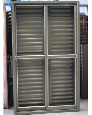 Puerta ventana con celosía. 120*200
