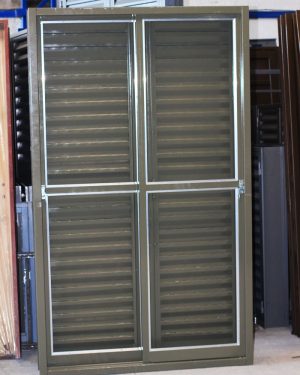 Puerta ventana con celosía
